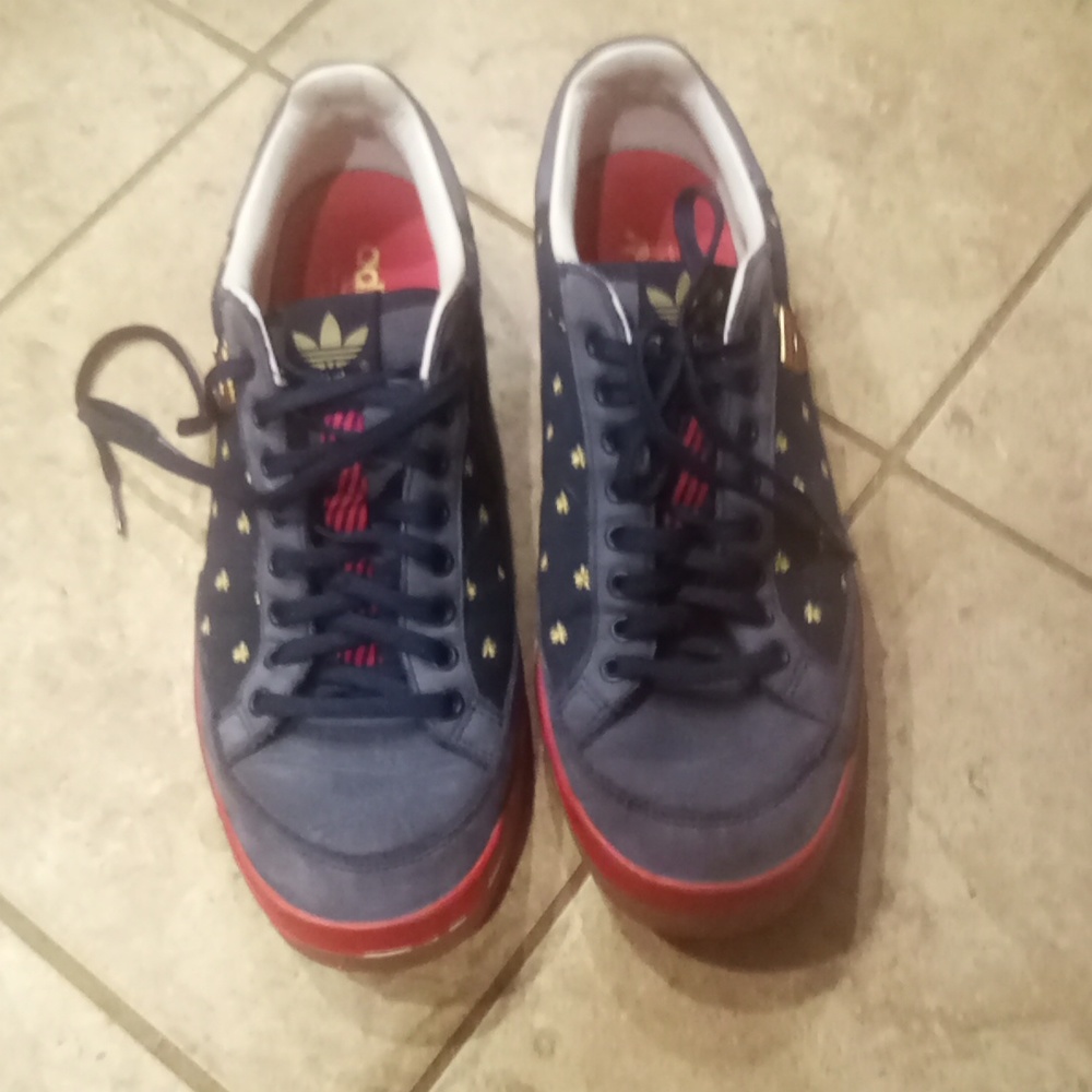 Tennis shoes